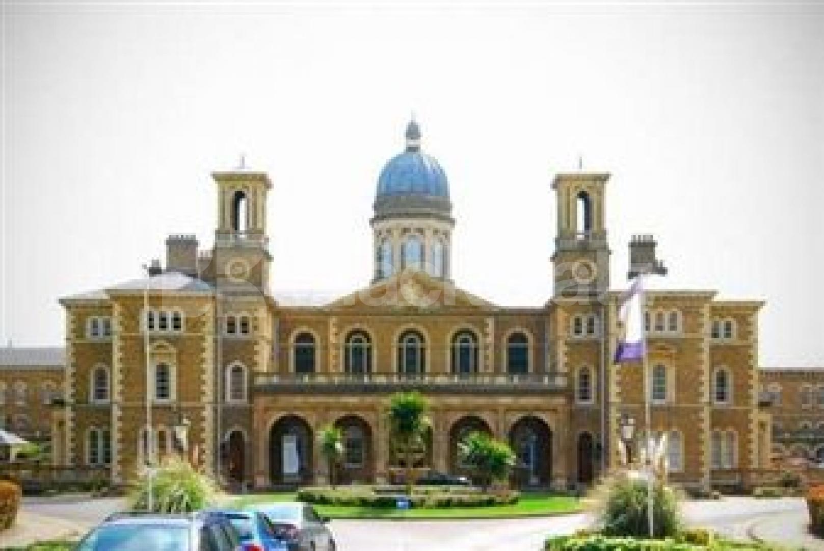 			MUST SEE!, 2 Bedroom, 1 bath, 1 reception Apartment			 Princess Park Manor, Friern Barnet